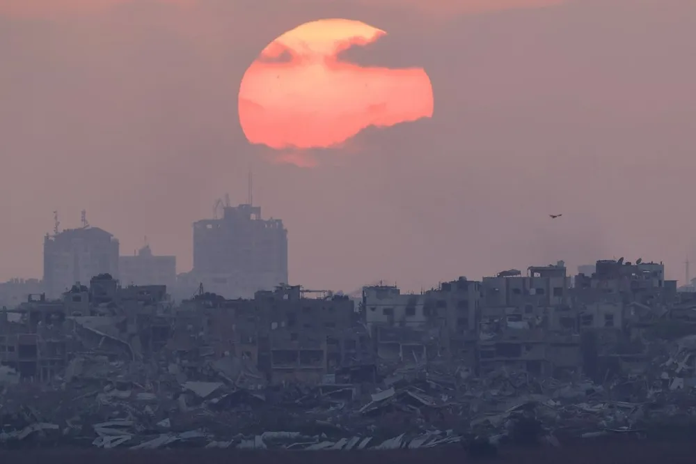 Mặt trời lặn trên Dải Gaza. Ảnh: REUTERS Thỏa thuận ngừng bắn Gaza.jpg