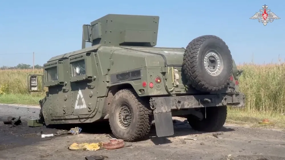 Xe quân sự Humvee, được cho là của Ukraine, bị quân Nga phá huỷ ở tỉnh Kursk hôm 20-8. Ảnh: BỘ QUỐC PHÒNG NGA Tình báo Nga Ukraine tấn công tỉnh Kursk.jpg