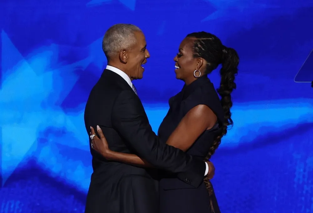 Vợ chồng cựu Tổng thống Mỹ Barack Obama tại Đại hội toàn quốc của đảng Dân chủ ở TP Chicago (bang Illinois, Mỹ) hôm 20-8. Ảnh: REUTERS vợ chồng cựu Tổng thống Obama.jpg