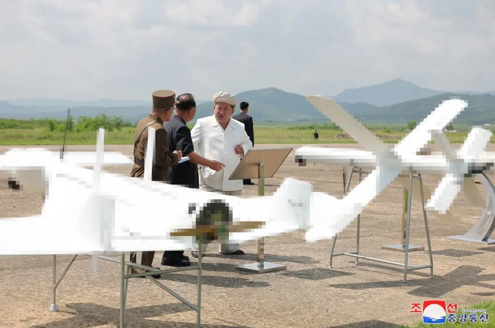 Lãnh đạo Triều Tiên Kim Jong-un giám sát cuộc thử nghiệm máy bay không người lái. Ảnh: KCNA Lãnh đạo Triều Tiên Kim Jong-un