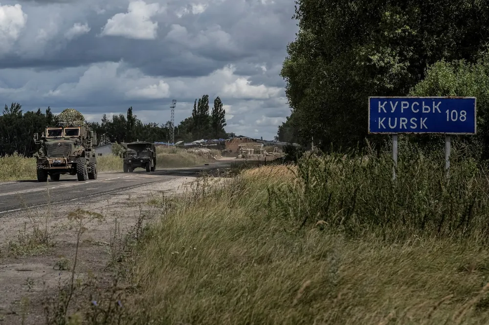 Xe quân sự Ukraine nhìn thấy tại biên giới Nga-Ukraine hôm 13-8. Ảnh: REUTERS cuộc tấn công của Ukraine tại Kursk