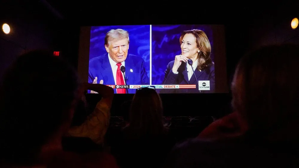 Màn hình chiếu phiên tranh luận giữa Phó Tổng thống Mỹ Kamala Harris và cựu Tổng thống Mỹ Donald Trump hôm 10-9. Ảnh: BLOOMBERG Thăm dò sau phiên tranh luận Trump-Harris