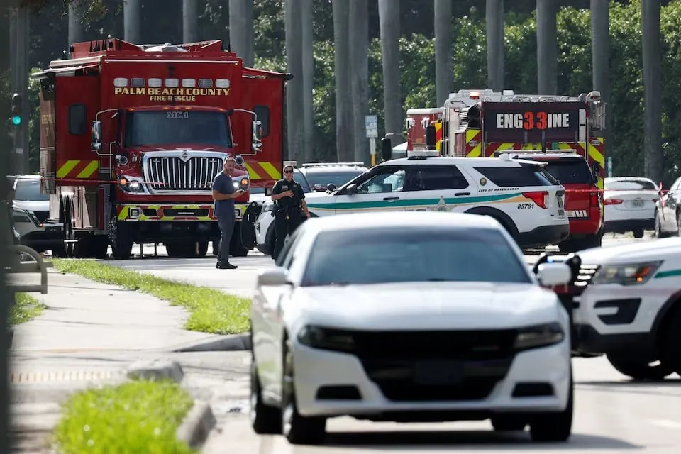 Các nhân viên thực thi pháp luật làm việc bên ngoài sân golf của cựu Tổng thống Mỹ Donald Trump tại TP West Palm Beach, bang Florida (Mỹ) ngày 15-9 sau khi ông Trump bị ám sát hụt lần hai. Ảnh: REUTERS Ông Trump bị ám sát hụt lần hai