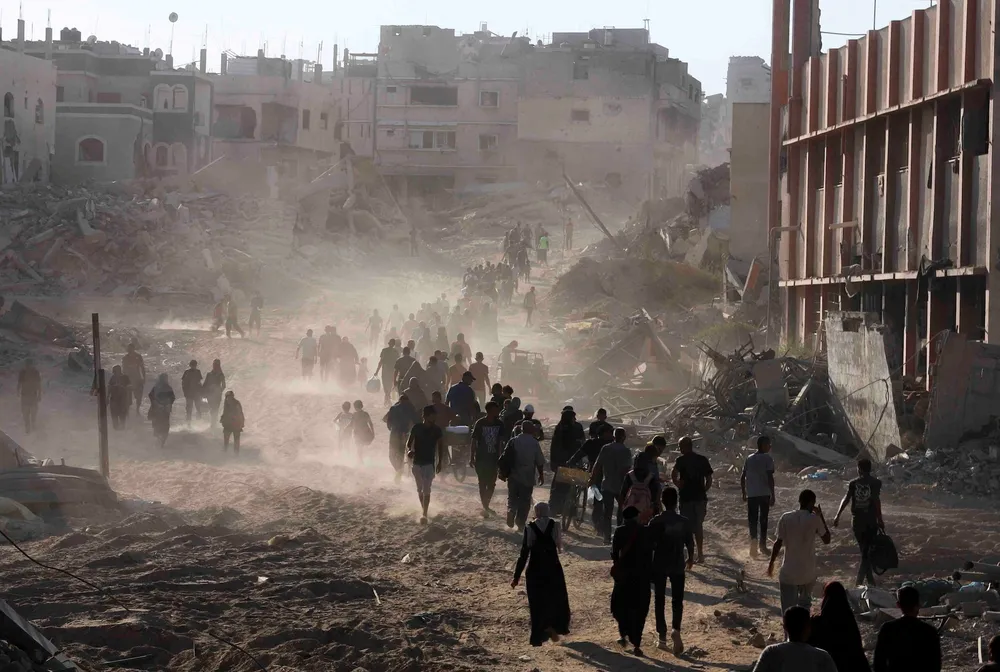 Người dân Gaza ở TP Khan Younis hồi tháng 7. Ảnh: REUTERS Gaza.jpg