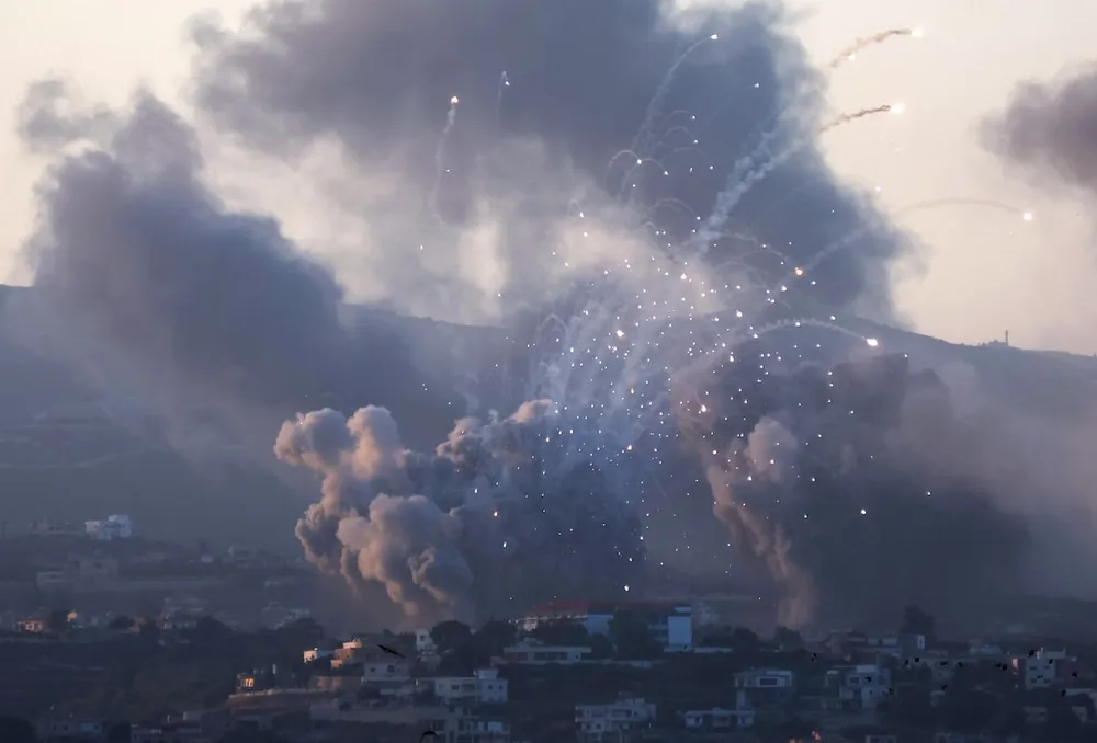 Khói bốc lên ở miền nam Lebanon sau Israel không kích Lebanon hôm 23-9. Ảnh: REUTERS Israel không kích Lebanon .jpg