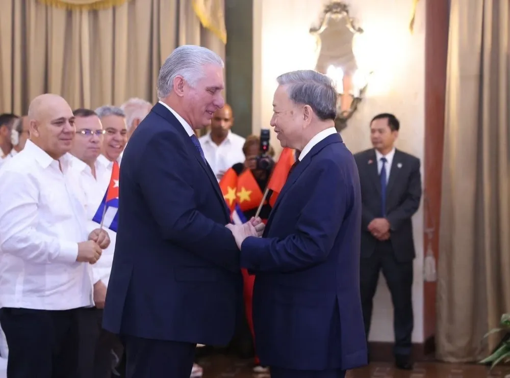 Tổng Bí thư, Chủ tịch nước Tô Lâm và Bí thư thứ nhất, Chủ tịch nước Cuba Miguel Diaz-Canel Bermudez tại buổi gặp gỡ đại biểu hữu nghị nhân dân và thế hệ trẻ Cuba. Ảnh: TTXVN viet-nam-cuba-1-610-1-1200x890.jpg