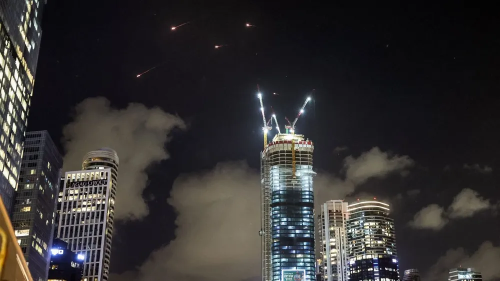 iran tấn công Israel bằng tên lửa.jpg