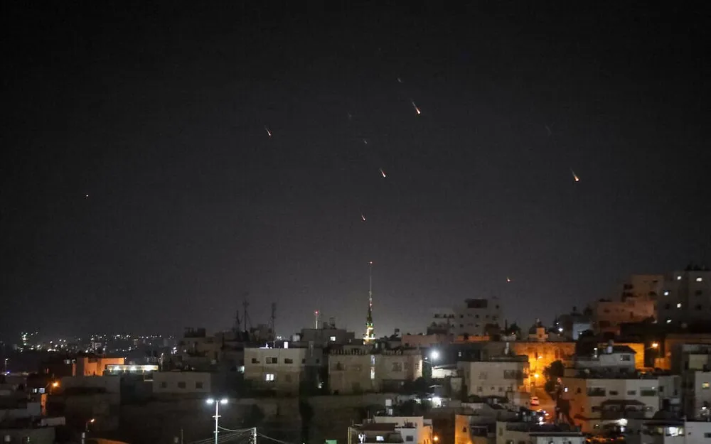 Iran tấn công Israel.