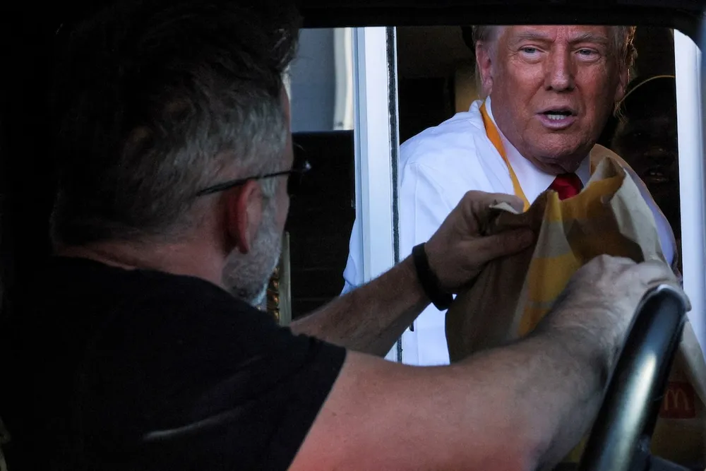Cựu Tổng thống Mỹ Donald Trump tại cửa hàng McDonald's hôm 20-10. Ảnh: REUTERS