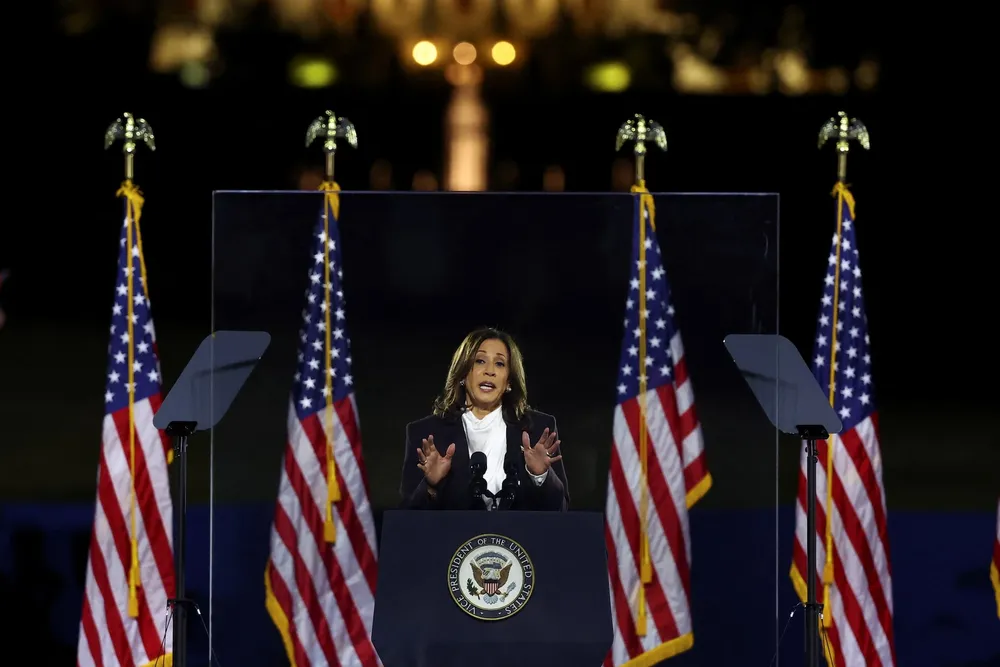 Phó Tổng thống Mỹ Kamala Harris phát biểu tại sự kiện vận động tranh cử ở công viên Ellipse (ở thủ đô Washington, D.C) hôm 29-10. Ảnh: REUTERS vận động tranh cử