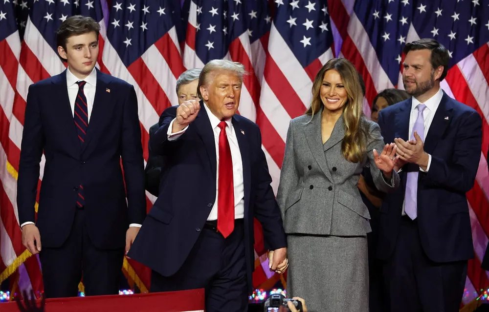 Tổng thống đắc cử Donald Trump (giữa) tại sự kiện ở West Palm Beach, bang Florida (Mỹ) hôm 6-11. Ảnh: REUTERS Tổng thống đắc cử Trump