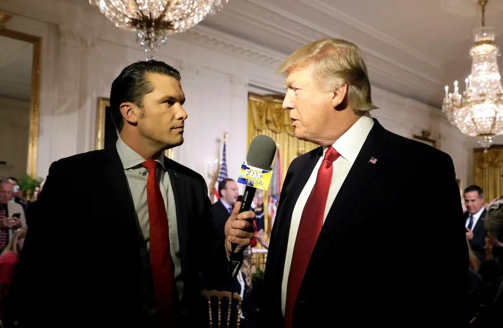 Người dẫn chương trình đài Fox News Pete Hegseth (trái) và ông Tổng thống Mỹ khi đó là ông Donald Trump hồi năm 2017. Ảnh: REUTERS bộ trưởng quốc phòng