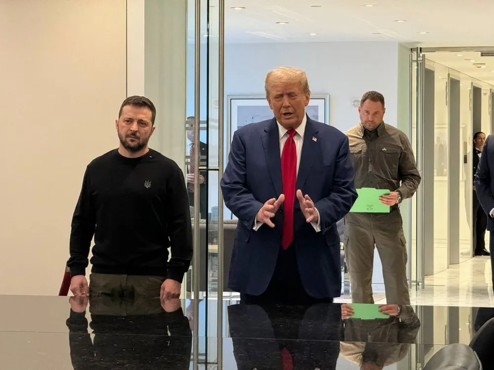 Ông Donald Trump (phải) tiếp Tổng thống Ukraine Volodymyr Zelensky tại tòa nhà Trump Tower, TP New York (Mỹ) hồi tháng 9. Ảnh: GETTY IMAGES