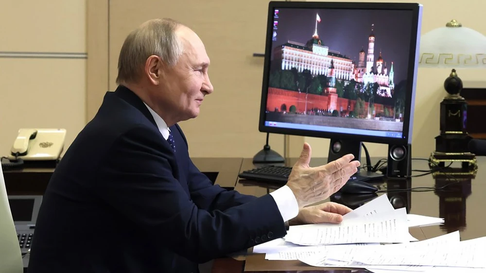 Tổng thống Nga Vladimir Putin hôm 17-3 ký sắc lệnh cho phép quỹ đầu tư Mỹ mua chứng khoán Nga. Ảnh: TASS Ông Putin ký sắc lệnh cho phép quỹ đầu tư Mỹ mua chứng khoán Nga
