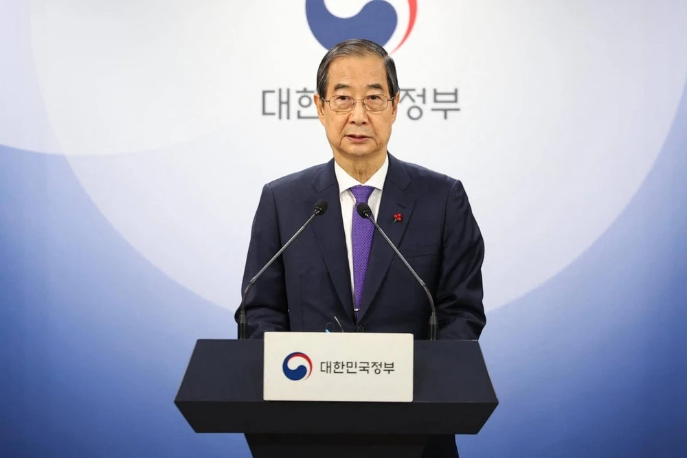 Quyền Tổng thống Hàn Quốc Han Duck-soo. Ảnh: AFP/YONHAP Tòa Hiến pháp phục chức quyền tổng thống