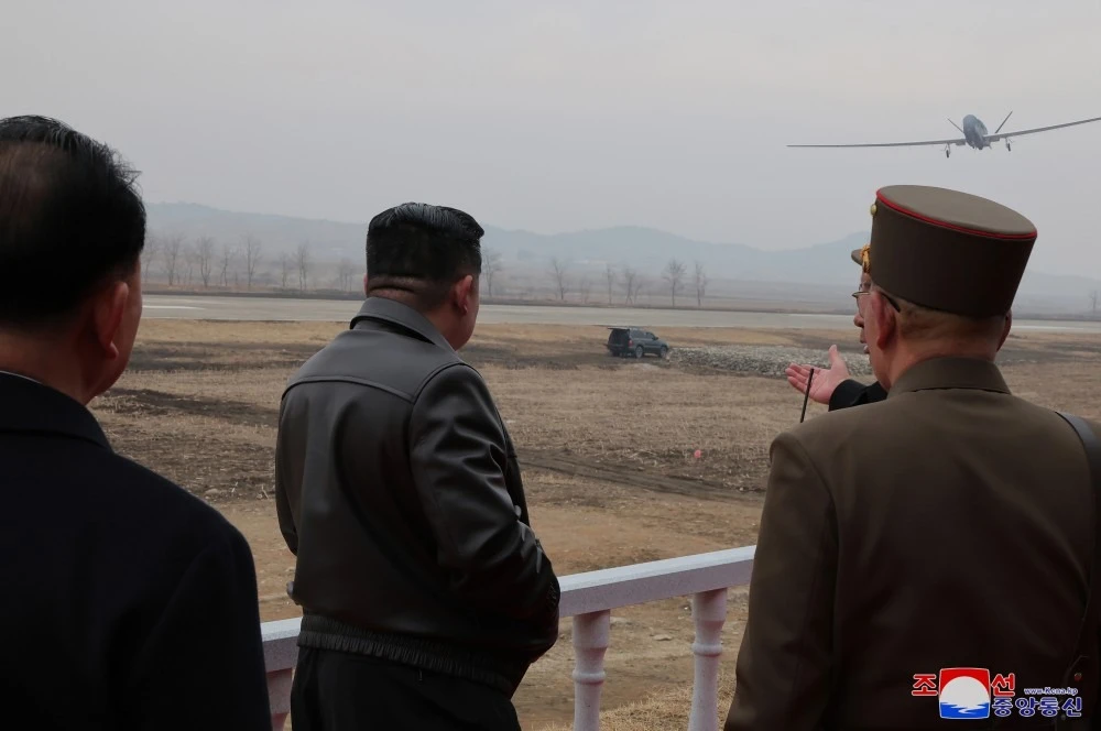 Lãnh đạo Triều Tiên Kim Jong-un giám sát thử nghiệm UAV cảm tử trang bị AI. Ảnh: KCNA 3.jpg