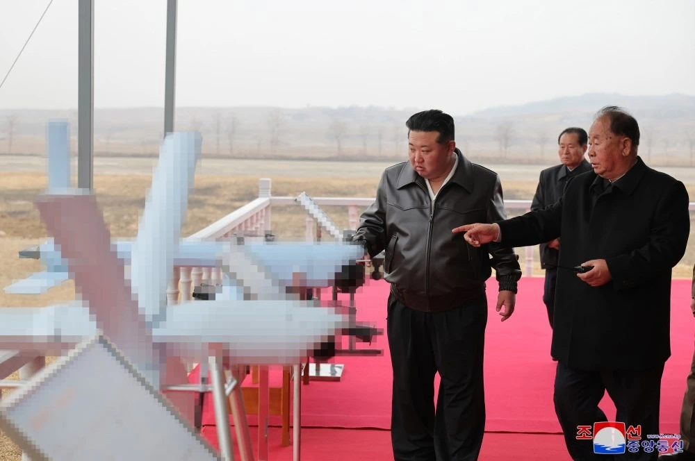 Lãnh đạo Triều Tiên Kim Jong-un giám sát thử nghiệm UAV cảm tử trang bị AI. Ảnh: KCNA 4.jpg