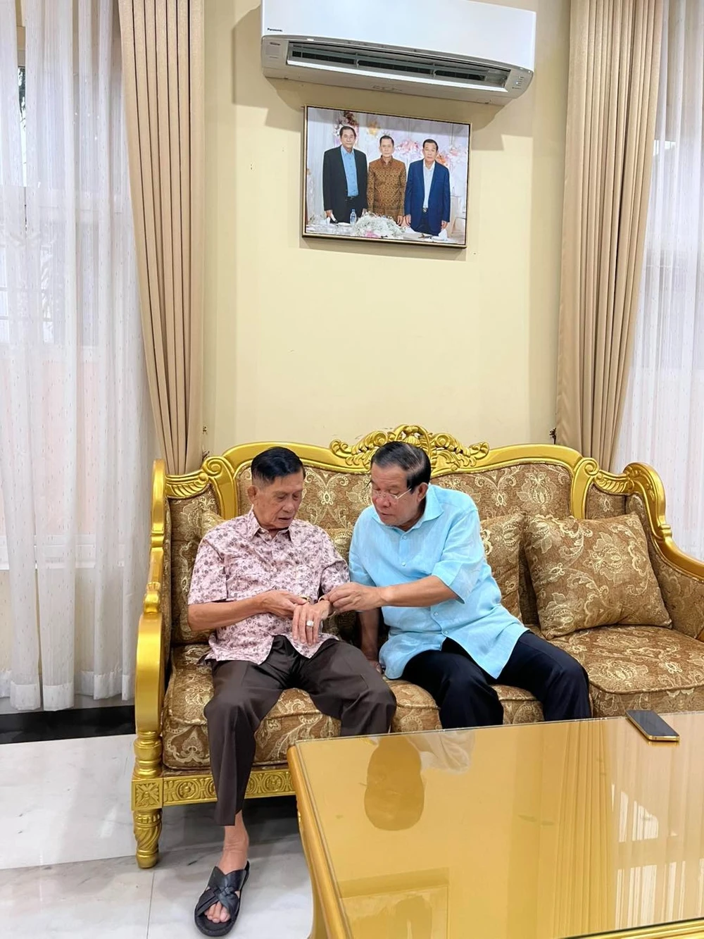 Chủ tịch Thượng viện Campuchia Hun Sen đăng ảnh cùng với anh trai Hun San. Ảnh: FACEBOOK ông Hun Sen