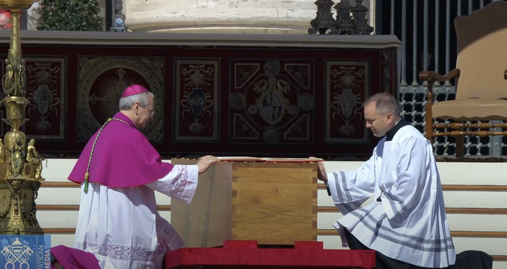 Một cuốn sách Phúc âm mở được đặt lên trên linh cữu của Giáo hoàng Francis. Ảnh chụp màn hình: VATICAN MEDIA/YOUTUBE Ảnh màn hình 2025-04-26 lúc 3.22.48 CH.png