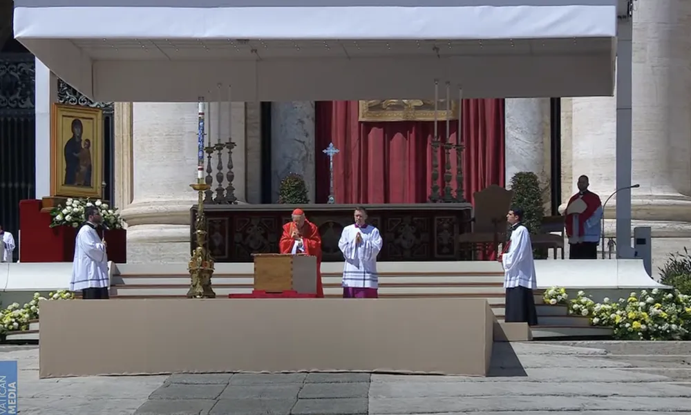 Nghi thức phó dâng và từ biệt do Hồng y Giovanni Battista Re chủ sự. Ảnh chụp màn hình: VATICAN MEDIA/YOUTUBE Ảnh màn hình 2025-04-26 lúc 4.40.46 CH.png