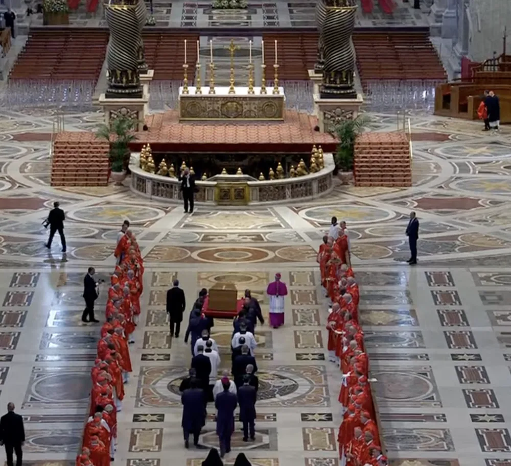 Linh cữu Giáo hoàng Francis được đưa trở lại Vương cung thánh điện Thánh Peter. Ảnh chụp màn hình: VATICAN MEDIA/YOUTUBE Ảnh màn hình 2025-04-26 lúc 5.14.50 CH.png