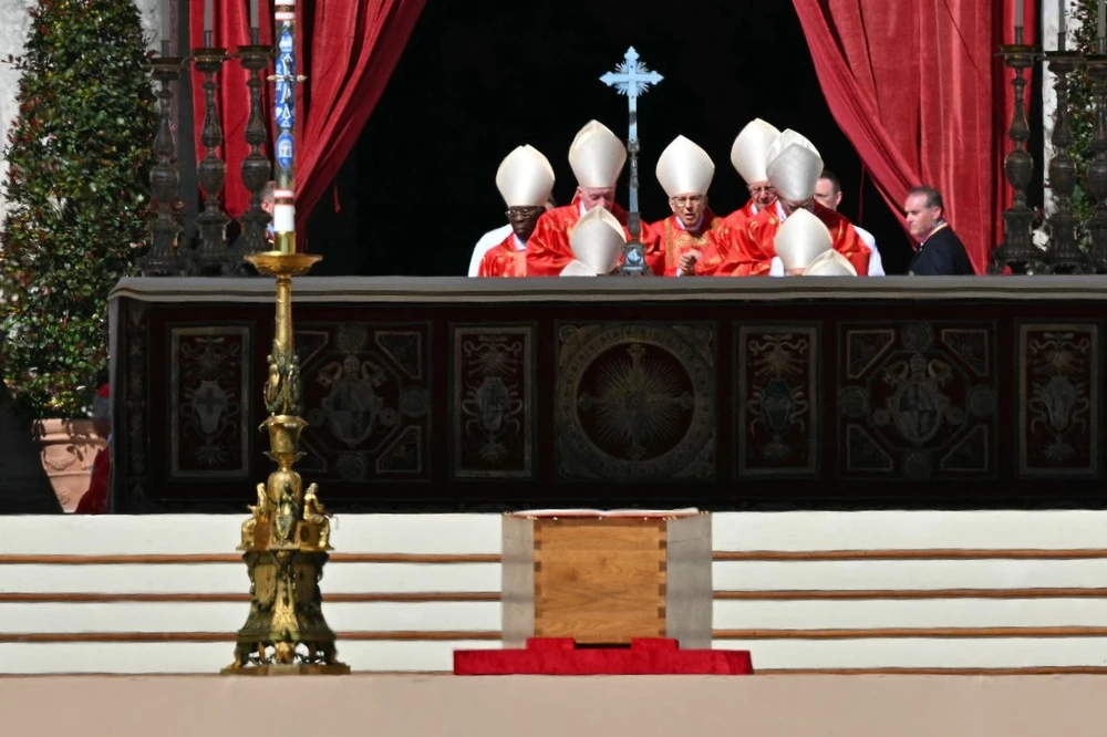 Niên trưởng Hồng Y Đoàn - Hồng y Giovanni Battista Re (ở giữa) chủ sự tang lễ Giáo hoàng Francis. Ảnh: GETTY IMAGES gettyimages-2211401810.jpg