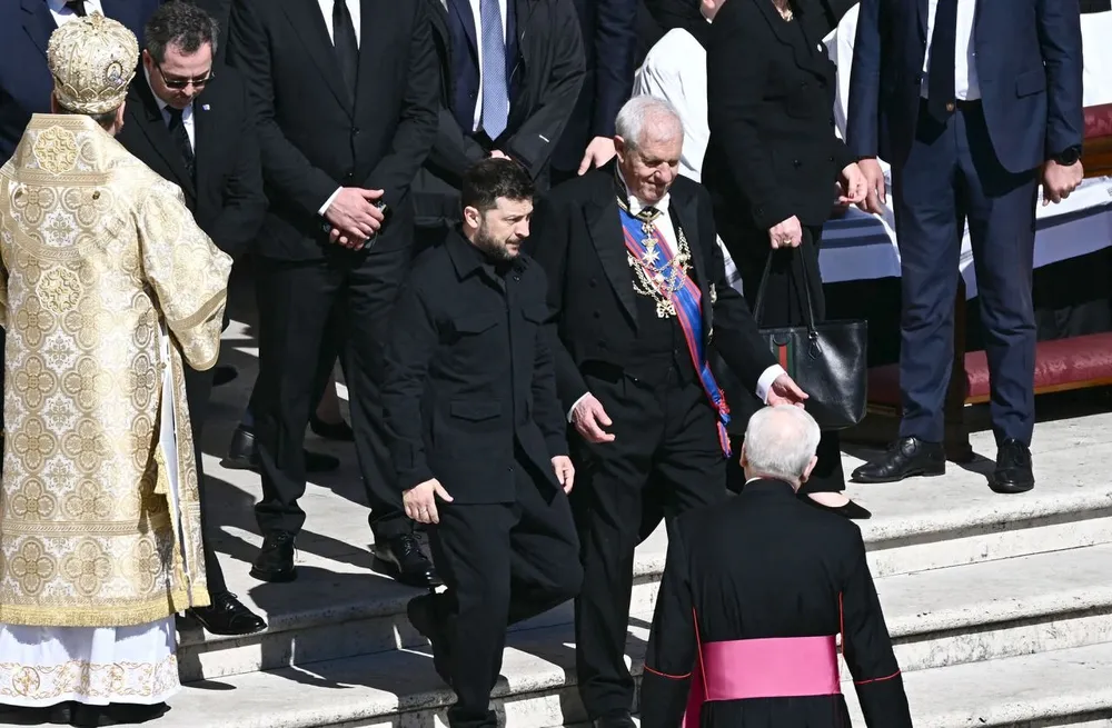 Tổng thống Ukraine Volodymyr Zelensky dự lễ tang Giáo hoàng Francis. Ảnh: GETTY IMAGES gettyimages-2211402188.jpg