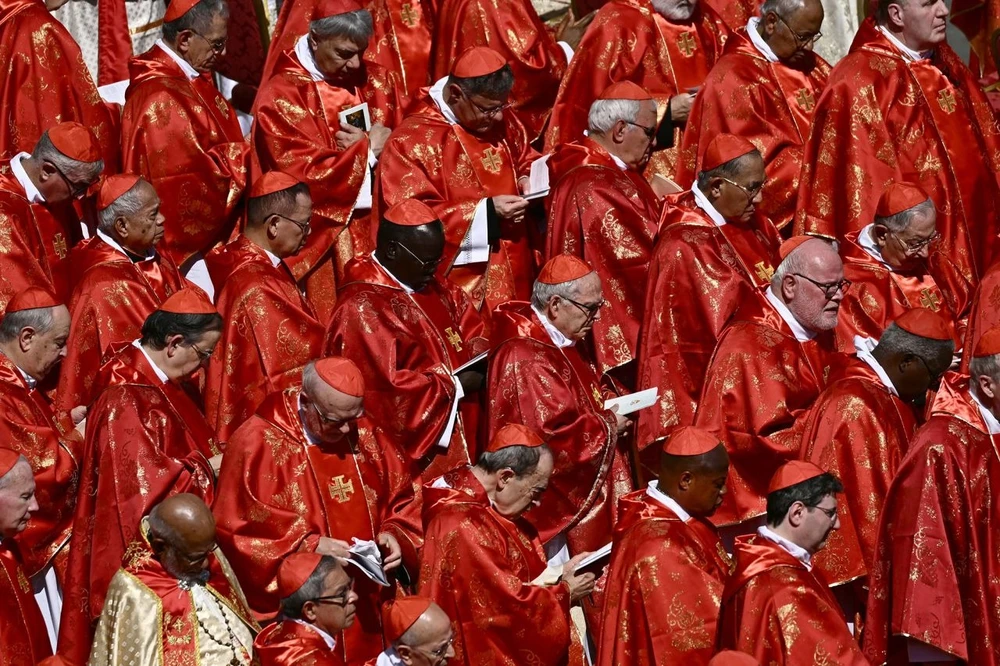 Các hồng y tham dự lễ tang Giáo hoàng Francis tại Quảng trường Thánh Peter ở Vatican. Ảnh: Filippo Monteforte/AFP gettyimages-2211407266.jpg