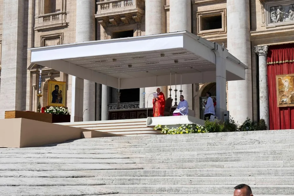 Hồng y Giovanni Battista Re bắt đầu đọc bài giảng tại lễ tang của Giáo hoàng Francis.. Ảnh: VATICAN NEWS Gpc2Qt_WEAAquD4.jpg