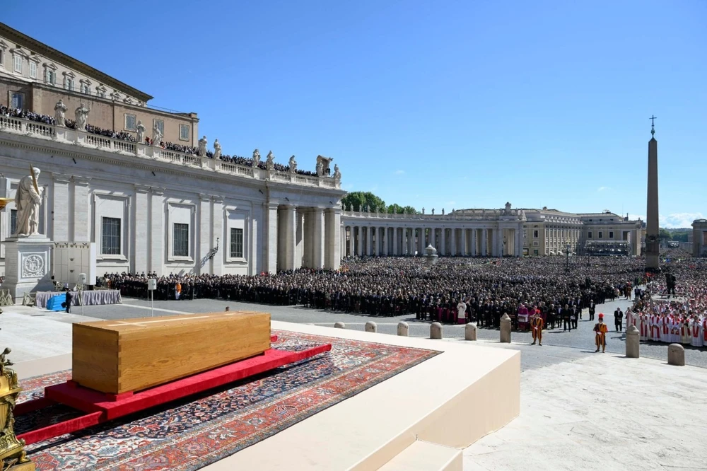 Linh cữu Giáo hoàng Francis. Ảnh: VATICAN NEWS GpctocxWUAA2MXJ.jpg