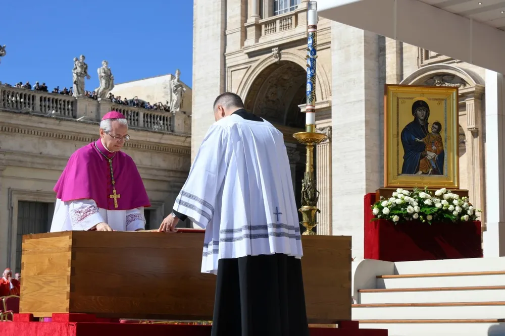 Một cuốn sách Phúc âm mở được đặt lên trên linh cữu của Giáo hoàng Francis. Ảnh: VATICAN NEWS GpctoS_WAAAWRjP.jpg