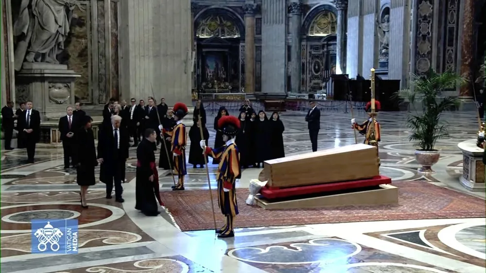 Tổng thống Mỹ Donald Trump và Đệ nhất phu nhân Melania Trump tại Vatican. Ảnh: VATICAN MEDIA still-21575061-10781-891-still.jpg
