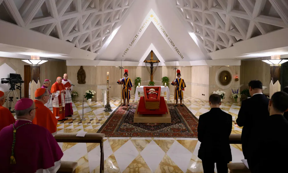 Di hài Giáo hoàng Francis tại Nhà nguyện Casa Santa Marta. Ảnh: GETTY IMAGES tang lễ Giáo hoàng Francis.jpg