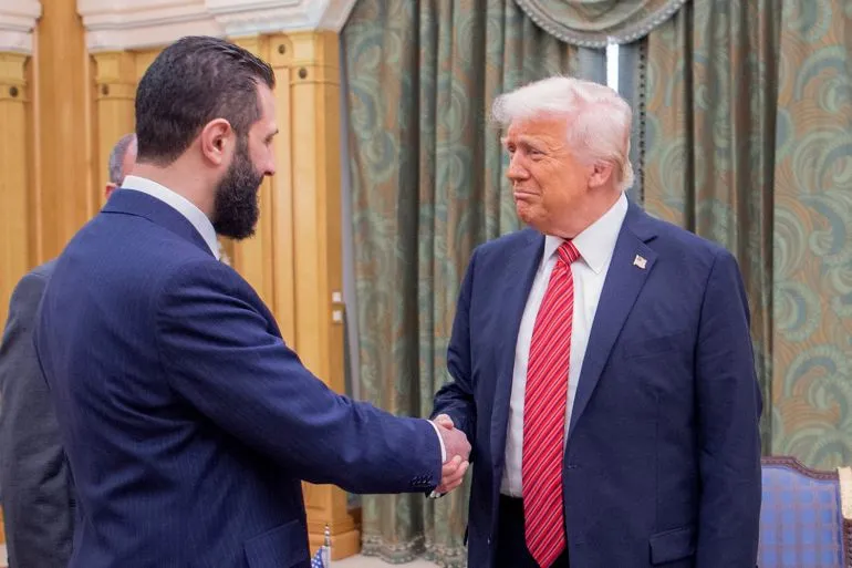 Tổng thống Mỹ Donald Trump bắt tay Tổng thống lâm thời Syria Ahmed al-Sharaa tại Riyadh (Saudi Arabia) hồi tháng 5. Ảnh: AFP danh sách các tổ chức khủng bố.png
