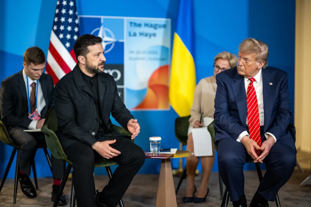 Tổng thống Ukraine Volodymyr Zelensky (trái) gặp ông Donald Trump bên lề Hội nghị thượng đỉnh NATO tại Hà Lan hồi tháng 6. Ảnh: WHITE HOUSE Tổng thống Trump.jpg