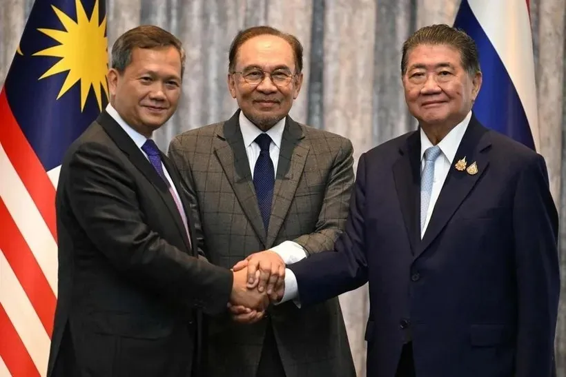 Thủ tướng Malaysia Anwar Ibrahim (giữa), Thủ tướng Campuchia Hun Manet (trái) và quyền Thủ tướng Thái Lan Phumtham Wechayachai đàm phán hòa giải xung đột biên giới Thái Lan - Campuchia tại Malaysia vào ngày 28-7. Ảnh: AFP thoa-thuan-ngung-ban-Campuchia và Thái Lan.j.jpg