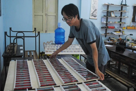 Thầy Dương Văn kiên với bộ sưu tập đồ sộ&nbsp;hình khắc bút chì của mình.