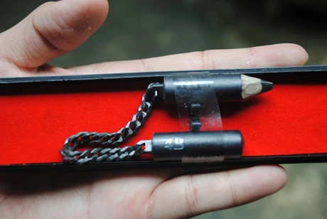 Tác phẩm được cho là tâm đắc nhất của thầy Kiên: đó là hình khắc sợi dây xích từ ruột bút chì.