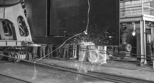 Hà Nội là tàu ngầm Kilo đầu tiên trong hợp đồng mua 6 tàu ngầm của Nga được hạ thủy.Loại tàu này nổi tiếng với độ ồn rất nhỏ, tăng tính bí mật trong khi hoạt động. Trong ảnh, nghi lễ truyền thống trước hạ thủy. Tàu ngầm Hà Nội chính thức hạ thủy theo nghi thức truyền thống