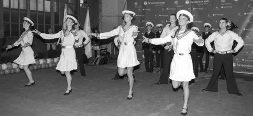 Lễ hạ thủydiễn ra theo nghi thức truyền thốngcùng cáchoạt động văn nghệcủa Nga hồi tháng 8 năm ngoái. Chương trình văn nghệ tại lễ hạ thủy tàu ngầm Hà Nội