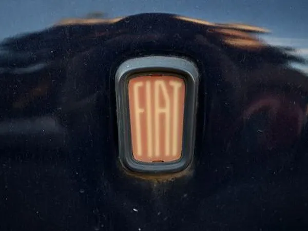 Fiat ký thỏa thuận mua toàn bộ cổ phần của Chrysler ảnh 1