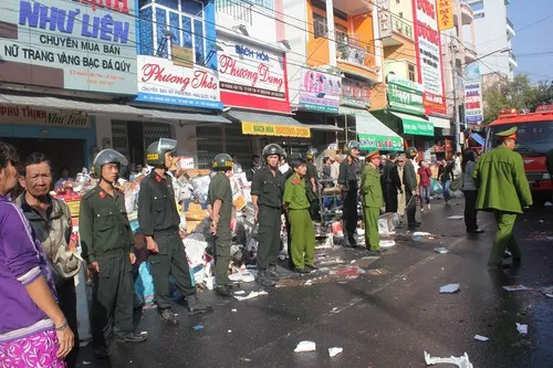 Vụ cháy lớn ở Kon Tum: Thiệt hại 9 tỉ đồng ảnh 2 Lực lượng cảnh sát bảo vệ tại hiện trường