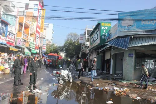 Vụ cháy lớn ở Kon Tum: Thiệt hại 9 tỉ đồng ảnh 3 Nhớp nhúa sau vụ hỏa hoạn