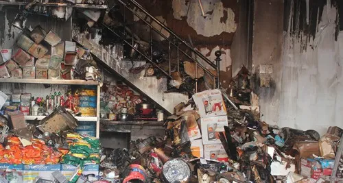 Vụ cháy lớn ở Kon Tum: Thiệt hại 9 tỉ đồng ảnh 4 Hàng hóa cái bị cháy thành than, cái nham nhở