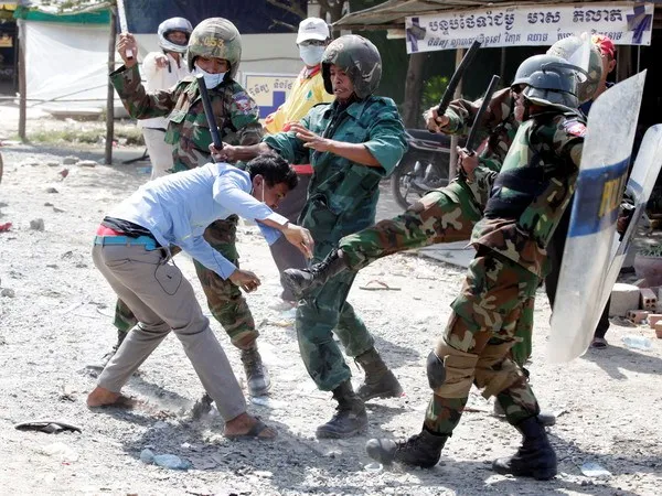 Campuchia: Biểu tình thành đụng độ bạo lực đẫm máu ảnh 1