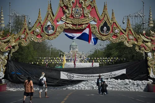 [Caption]Thai anti-government protesters walk in a empty street outside the Government house in Bangkok on January 12, 2014.