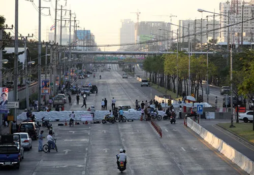 [Caption]Protesters began blocking Chaeng Wattana Road on Sunday late afternoon, cutting off the main access to the Government Complex