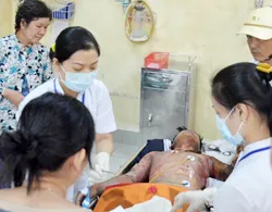 Anh Huê được cấp cứu trước khi chuyển lên Bệnh viện Chợ Rẫy. Ảnh: Báo Bạc Liêu cap-cuu-bi-bong-1355-1390050810.jpg