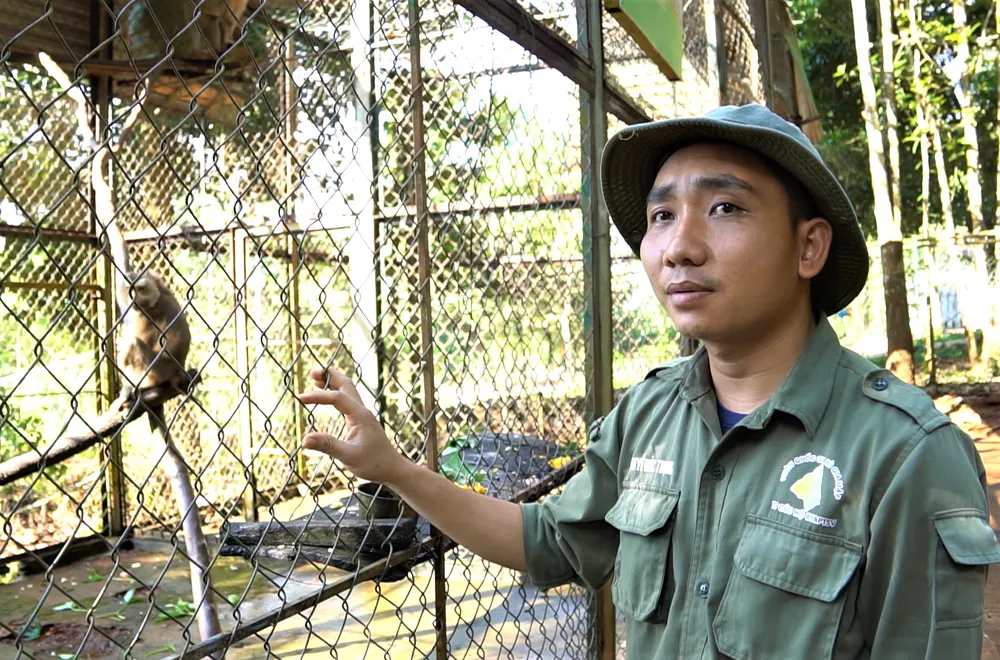 Anh Nguyễn Đức Trọng, nhân viên chăm sóc động vật hoang dã tại Trung tâm Cứu hộ, bảo tồn và phát triển sinh vật VQG Bù Gia Mập. Trung tâm Cứu hộ, bảo tồn và phát triển sinh vật Vườn Quốc gia Bù Gia Mập