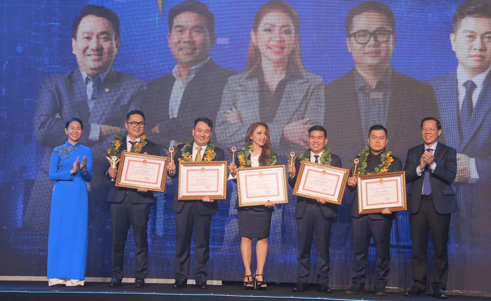 Chủ tịch UBND TP.HCM Phan Văn Mãi và Bí thư Thành Đoàn TP.HCM Phan Thị Thanh Phương trao cho các doanh nhân trẻ xuất sắc năm 2022. Ảnh: T.N Chủ tịch UBND TP.HCM Phan Văn Mãi và Bí thư Thành Đoàn TP.HCM Phan Thị Thanh Phương trao cho các doanh nhân trẻ xuất sắc năm 2022. Ảnh: T.N